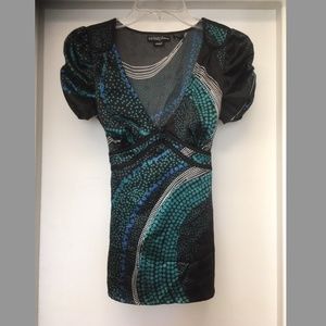 GUESS V Neck Black Print Top EUC